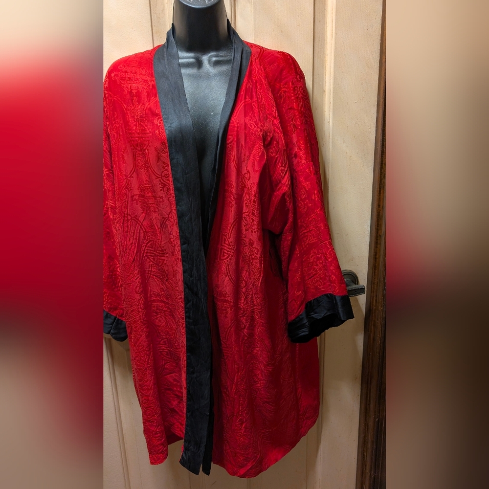 Elegant Vintage Red and Black 100% Silk Chinese Robe. Stunning!